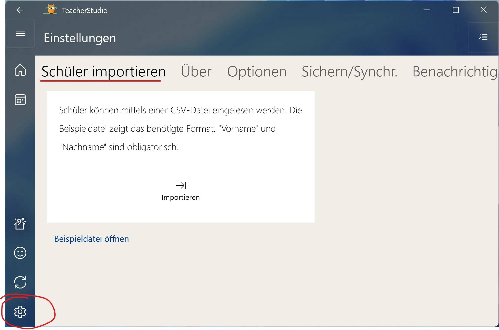 Einstellungsbereich „Schüler importieren“ mit Importieren-Schaltfläche, Link „Beispieldatei öffnen“ und rot hervorgehobenem Zahnradsymbol unten links in der Seitenleiste